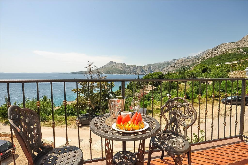 Iva Omis